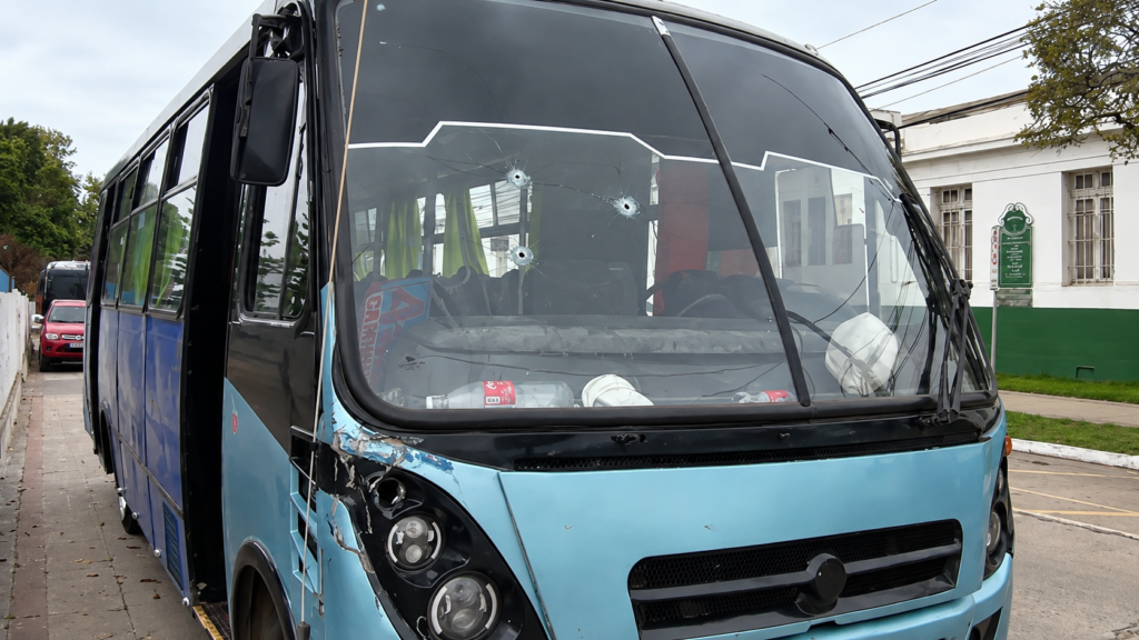 Muere hincha de Colo Colo de 18 años tras balacera contra bus en San Antonio