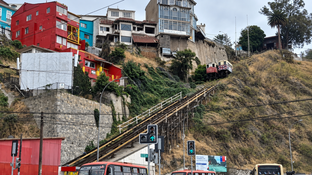 Ascensor Artillería de Valparaíso vuelve a quedar sin fecha clara de reapertura tras cambios del MOP