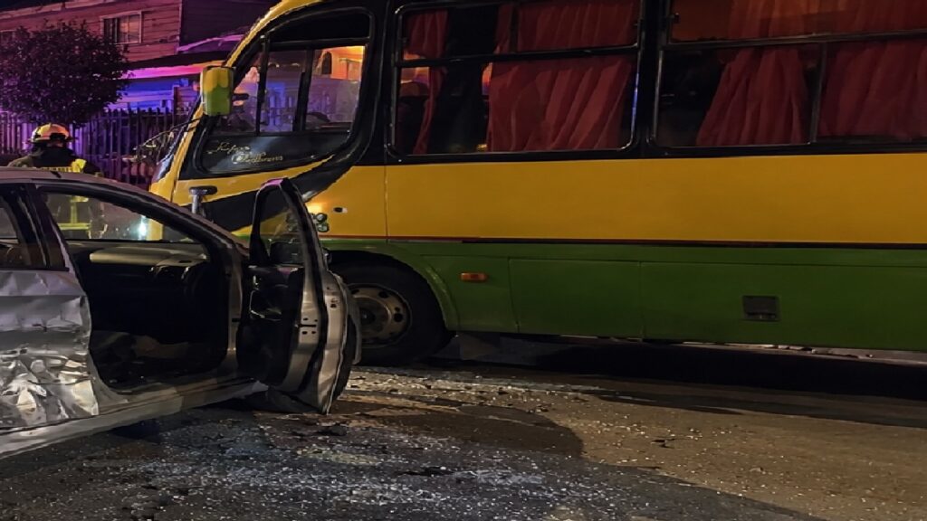 Conductor detenido por conducir ebrio tras colisión entre microbús y automóvil en Quilpué