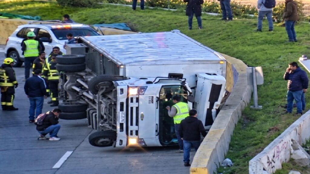 Accidente en Santos Ossa: camión volcó tras choque y genera alteraciones en acceso a Valparaíso