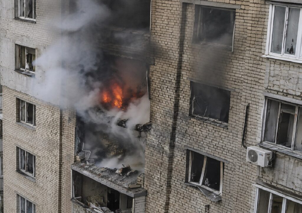 Dron impacta en edificio de oficinas en Kiev y deja tres muertos y siete heridos durante ataque diurno
