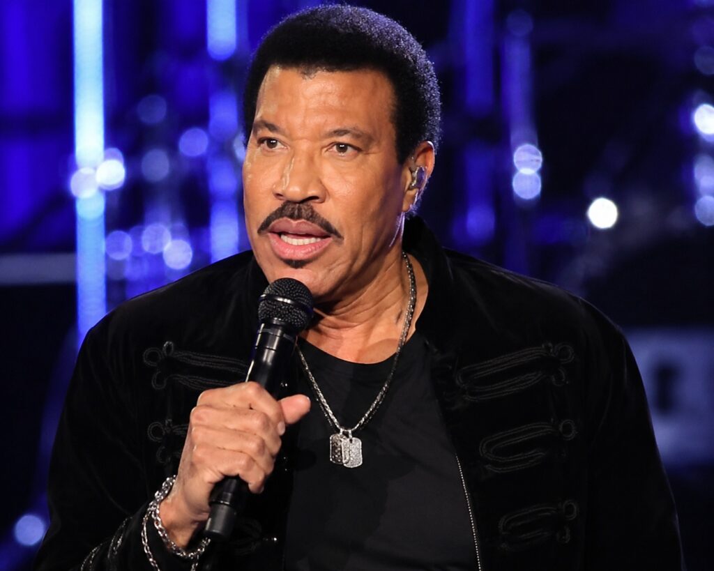 Lionel Richie fue hospitalizado tras presentar problemas de salud durante un concierto en Estados Unidos