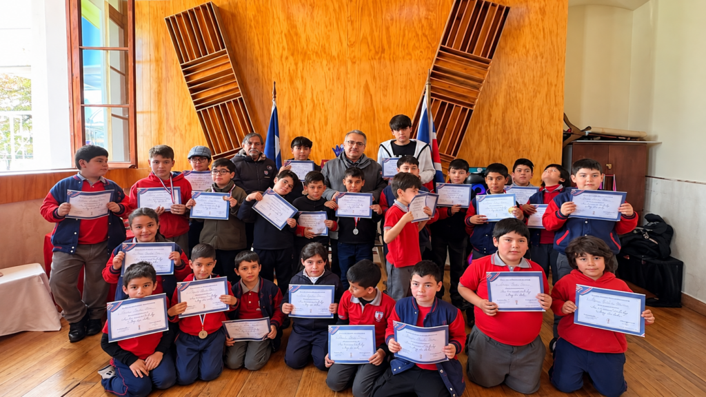 Cambridge College reconoce a referente del ajedrez en torneo escolar de Los Andes