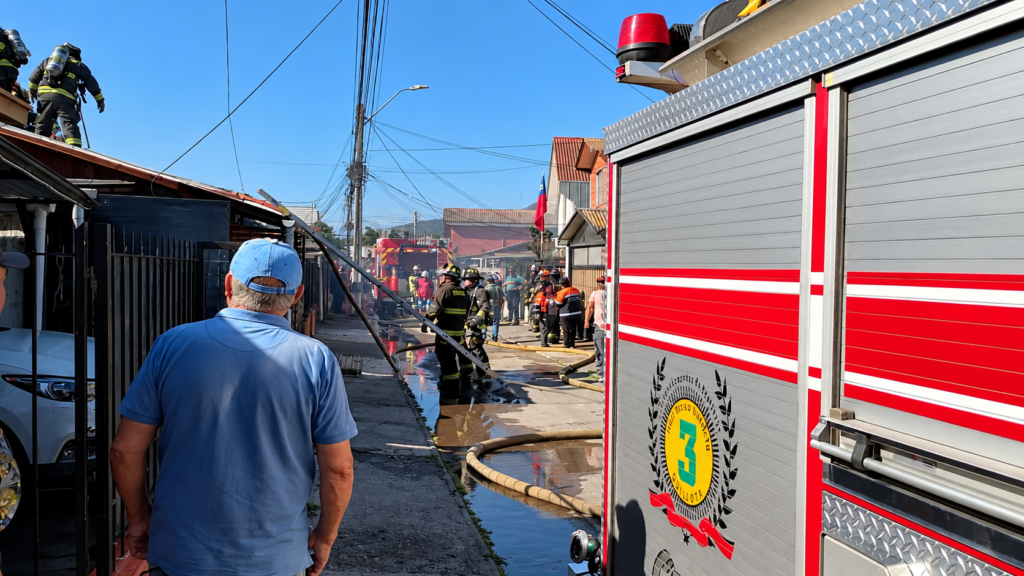 Fuego destruye una casa en población Rebolar de Quillota