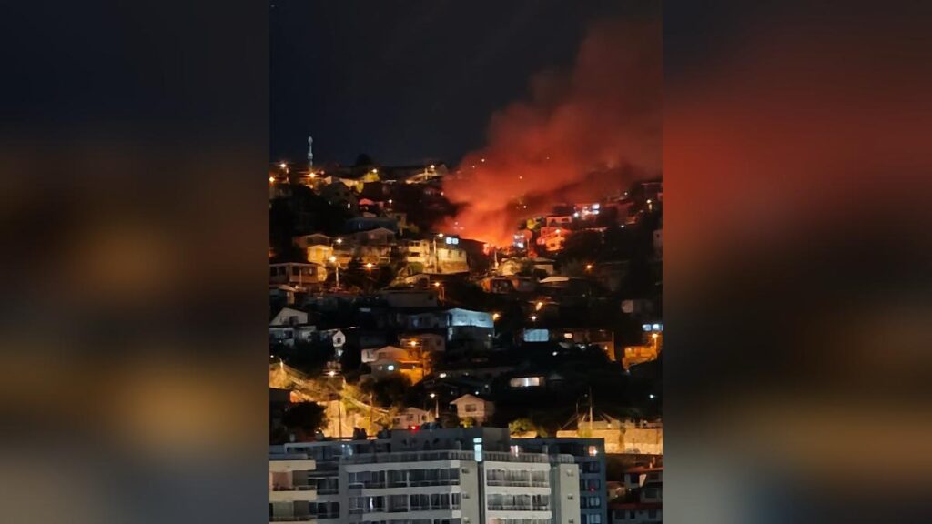Incendio en Forestal Bajo afecta cuatro viviendas en Viña del Mar