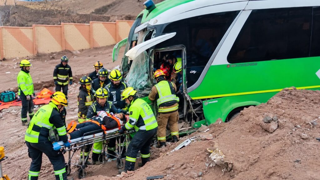 Bus con trabajadores mineros se desbarranca en Antofagasta: conductor quedó atrapado y debió ser rescatado